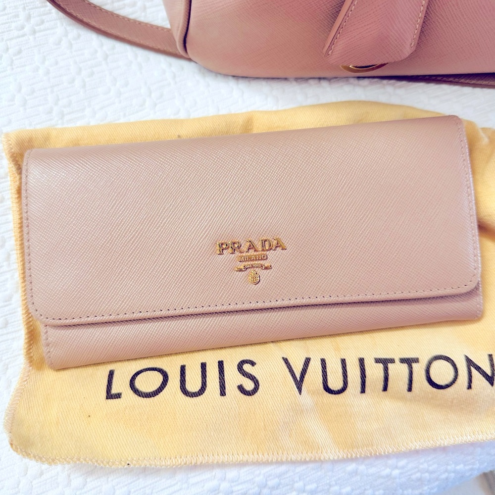 Lightly used. Light pink Saffiano wallet. Authentic. Beautiful.